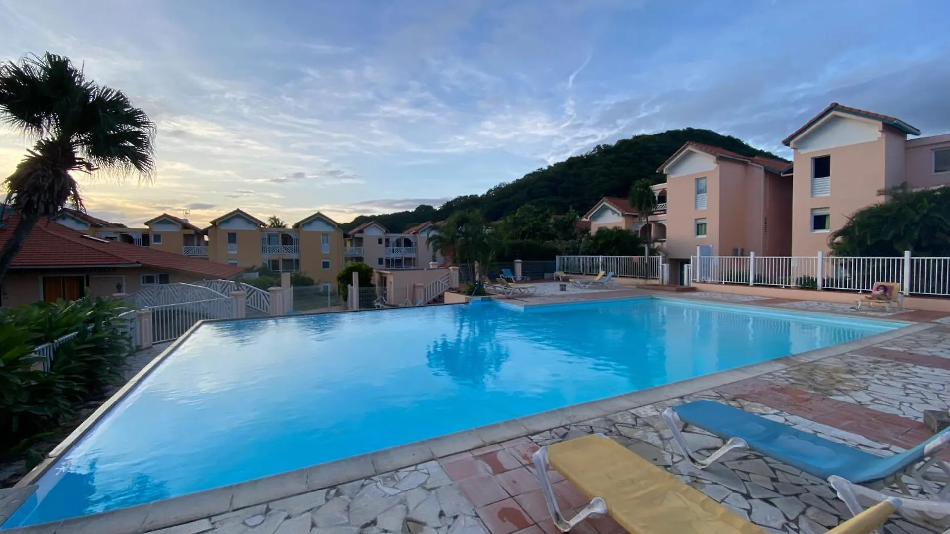 Meuble Piscine A Sainte Anne location