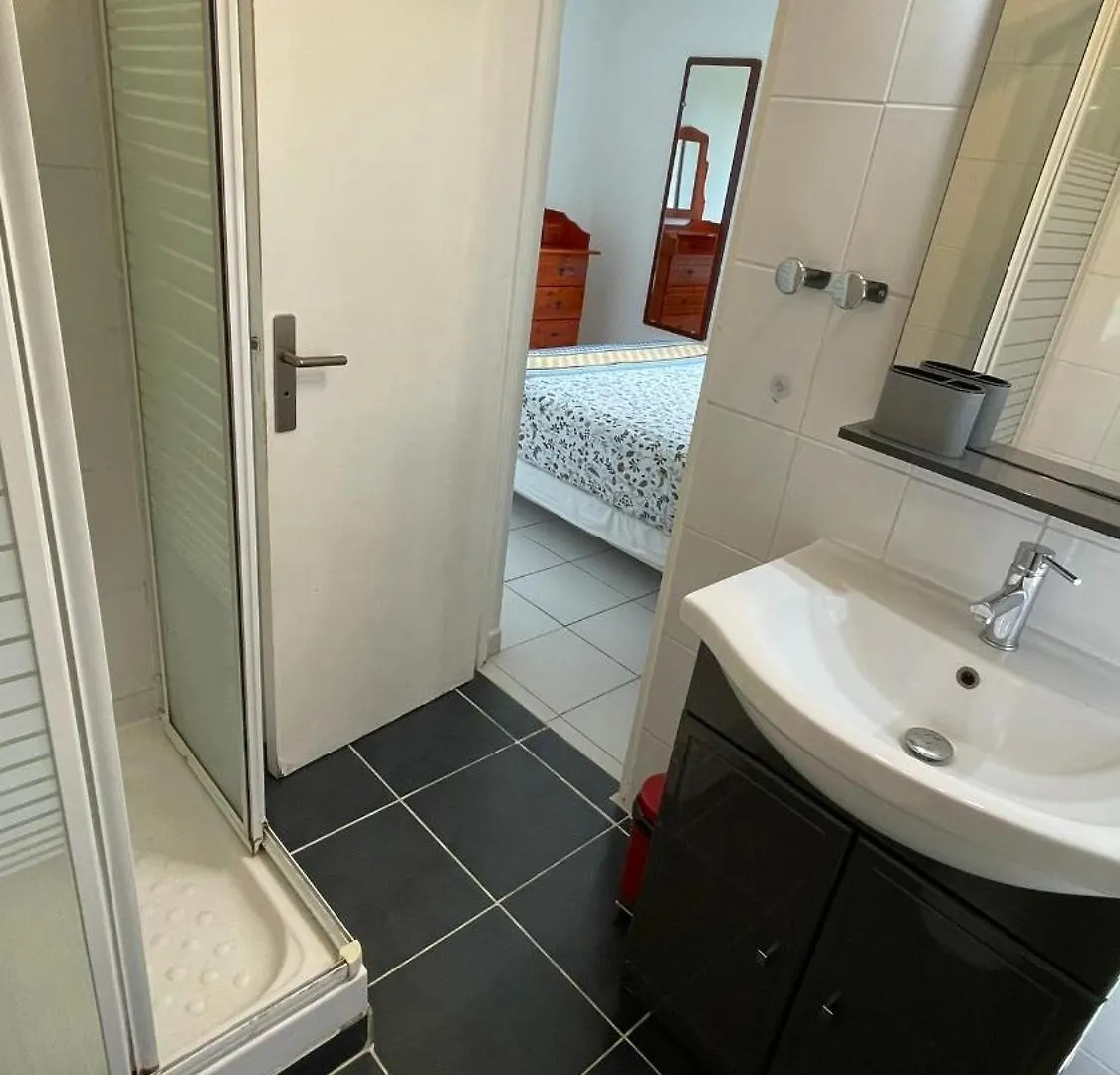 Meuble Piscine A Sainte Anneアパートメント 0*, サンタンヌ